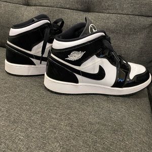 Air Jordan 1 Mid. Black and white.